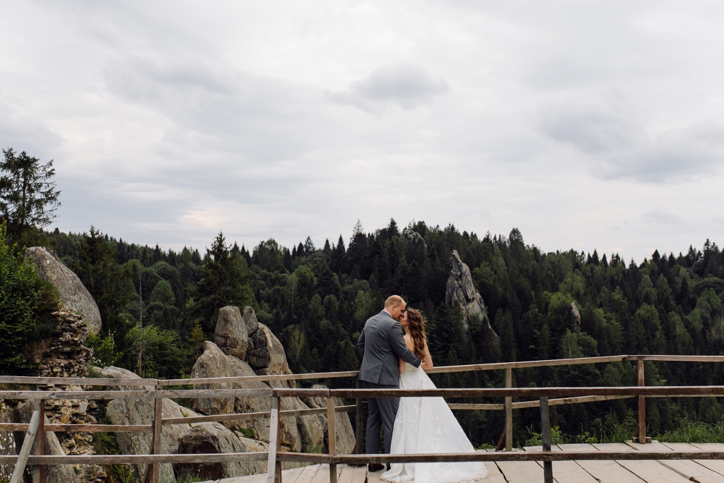 Brautpaar heiratet vor Bergkulisse