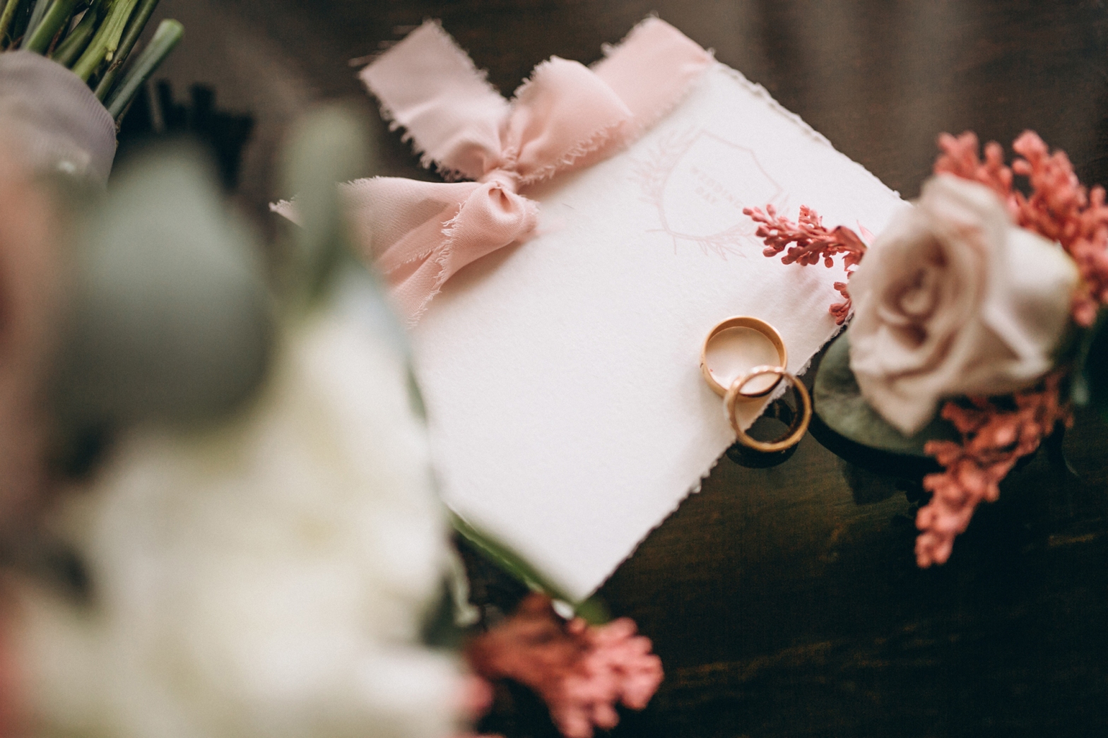 Hochzeitseinladung mit rosa Schleife und gerissenen Kanten